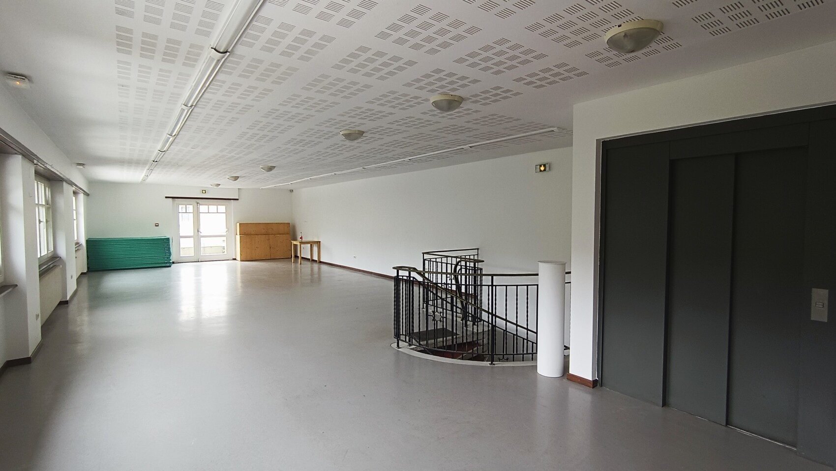grande salle avec une arrivée d'escalier et une arrivée d'ascenseur